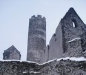 hrad Bezděz - pohled na velkou věž a Manský palác