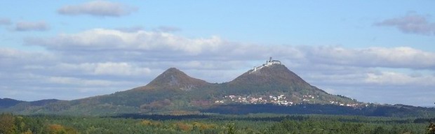 hrad Bezdz. V roce 1993 byl vrch pipojen k prodn rezervaci Mal Bezdz